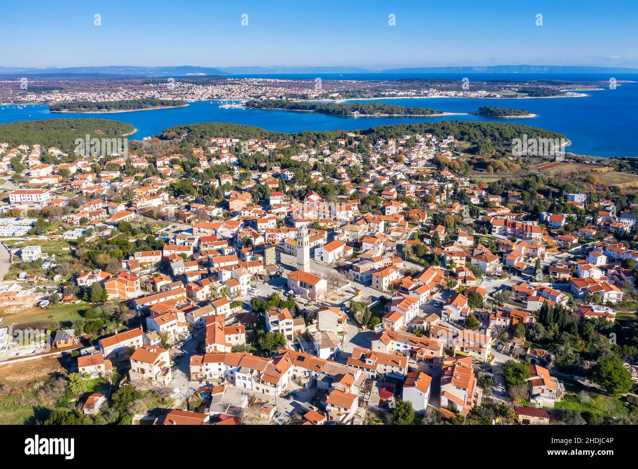 Atractivo disparo aéreo de Premantura, en el fondo es la ciudad de Medulin, Istria, Croacia Foto de stock