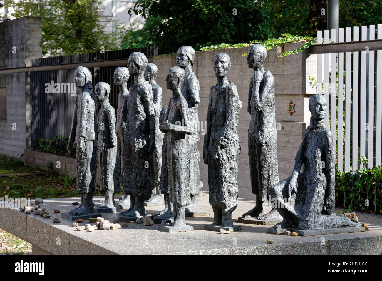 berlín, cementerio judío, estatua de bronce, víctimas judías del