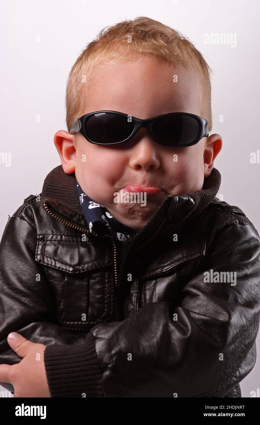niño, gafas de sol, fresco, humor y extraño, bebé, bebés, niños pequeños,  anteojos, anteojos, gafas, gafas, refrigera, humor y extraño Fotografía de  stock - Alamy