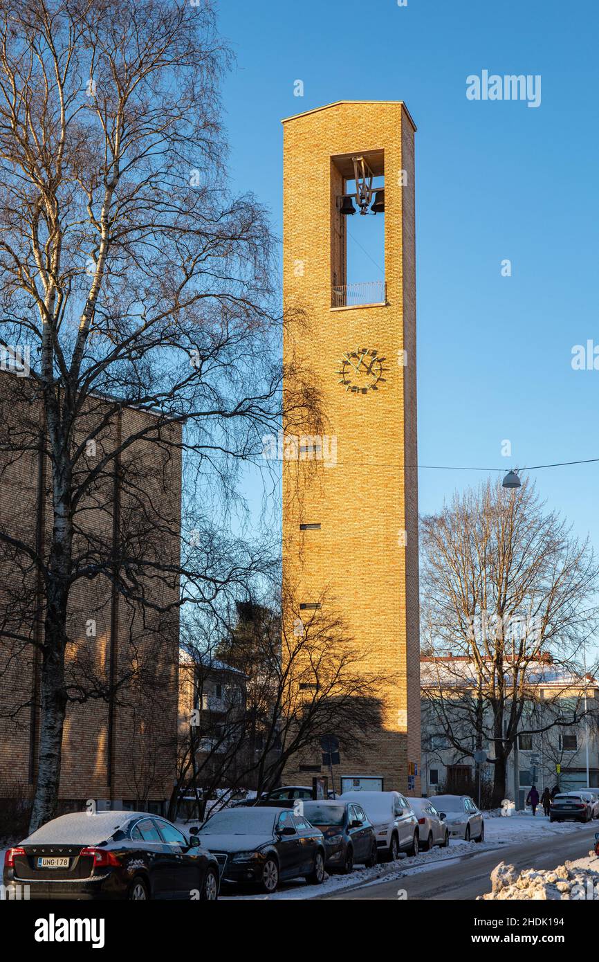 Campanario de la iglesia Meilahti, diseñado por Markus Tavio, en Helsinki, Finlandia Foto de stock