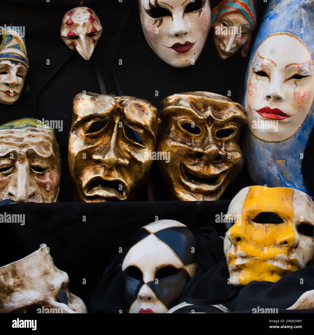 Máscaras teatrales italianas en exposición Fotografía de stock - Alamy