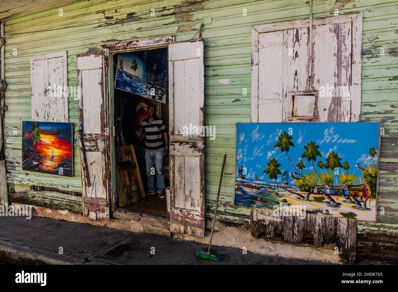 PUERTO PLATA, REPÚBLICA DOMINICANA - 13 DE DICIEMBRE de 2018: Casa desmoronada de un pintor en el centro de Puerto Plata, República Dominicana Foto de stock