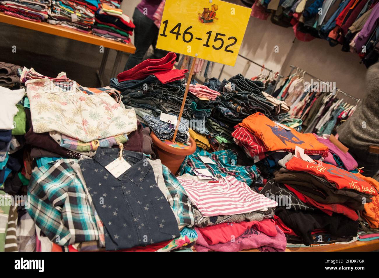 ropa niños, segunda Fotografía de stock Alamy