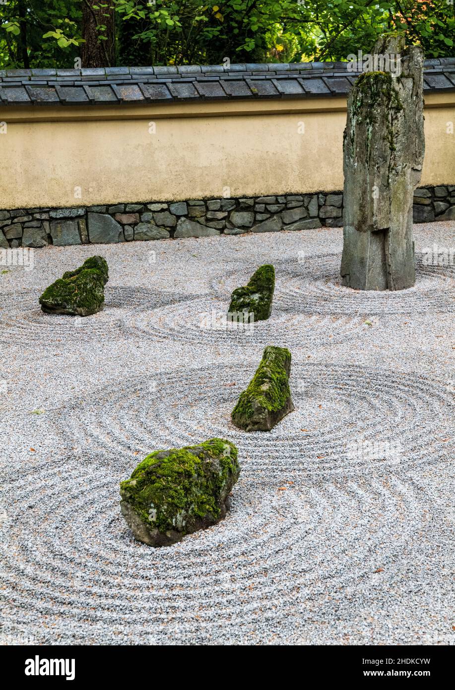Jardín tradicional de arena y piedra tallada a mano; Portland Japanese Gardens; Portland; Oregon; Estados Unidos Foto de stock