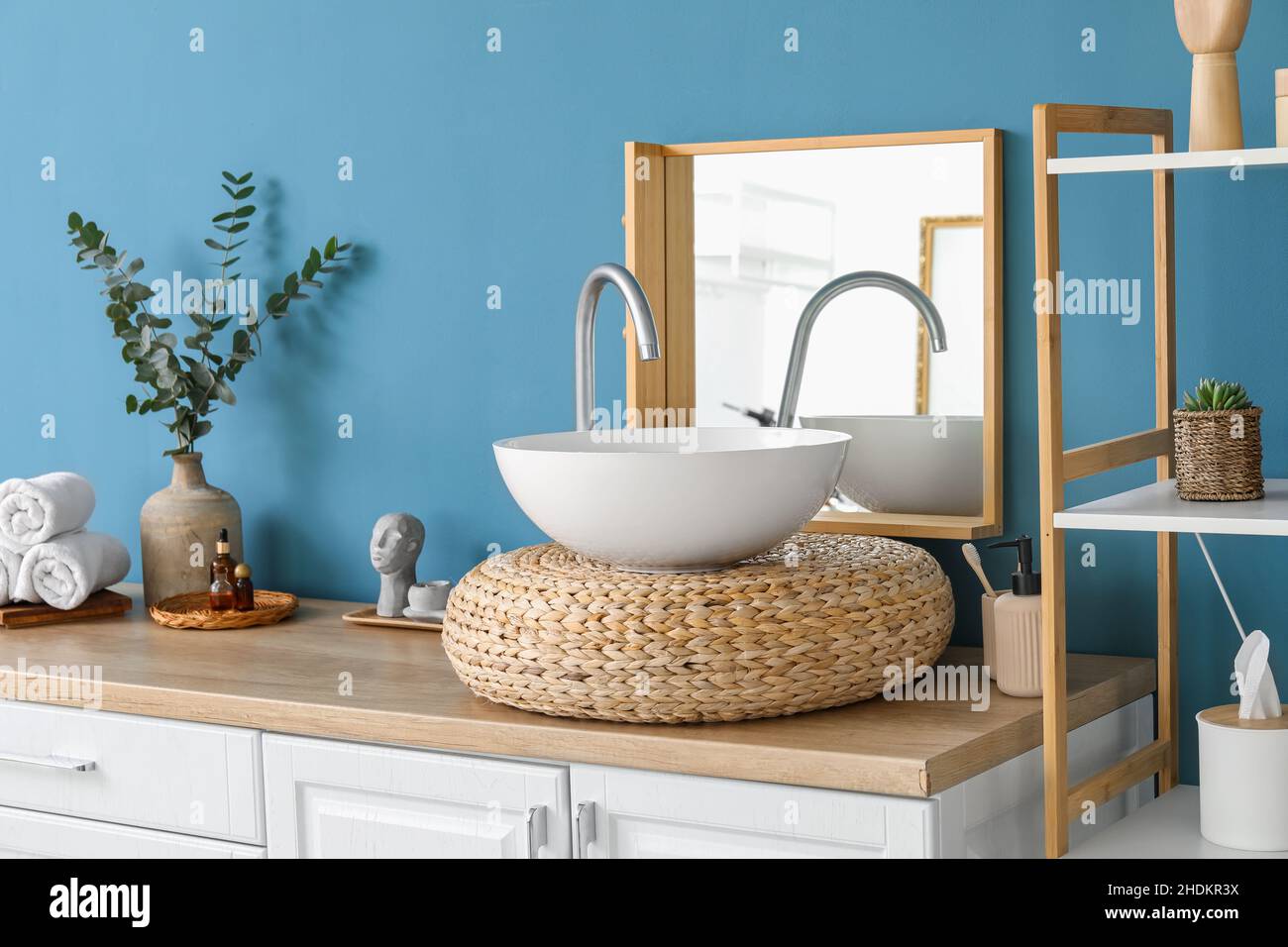 Fregadero con accesorios de baño en la mesa cerca de la pared de madera en  el baño Fotografía de stock - Alamy