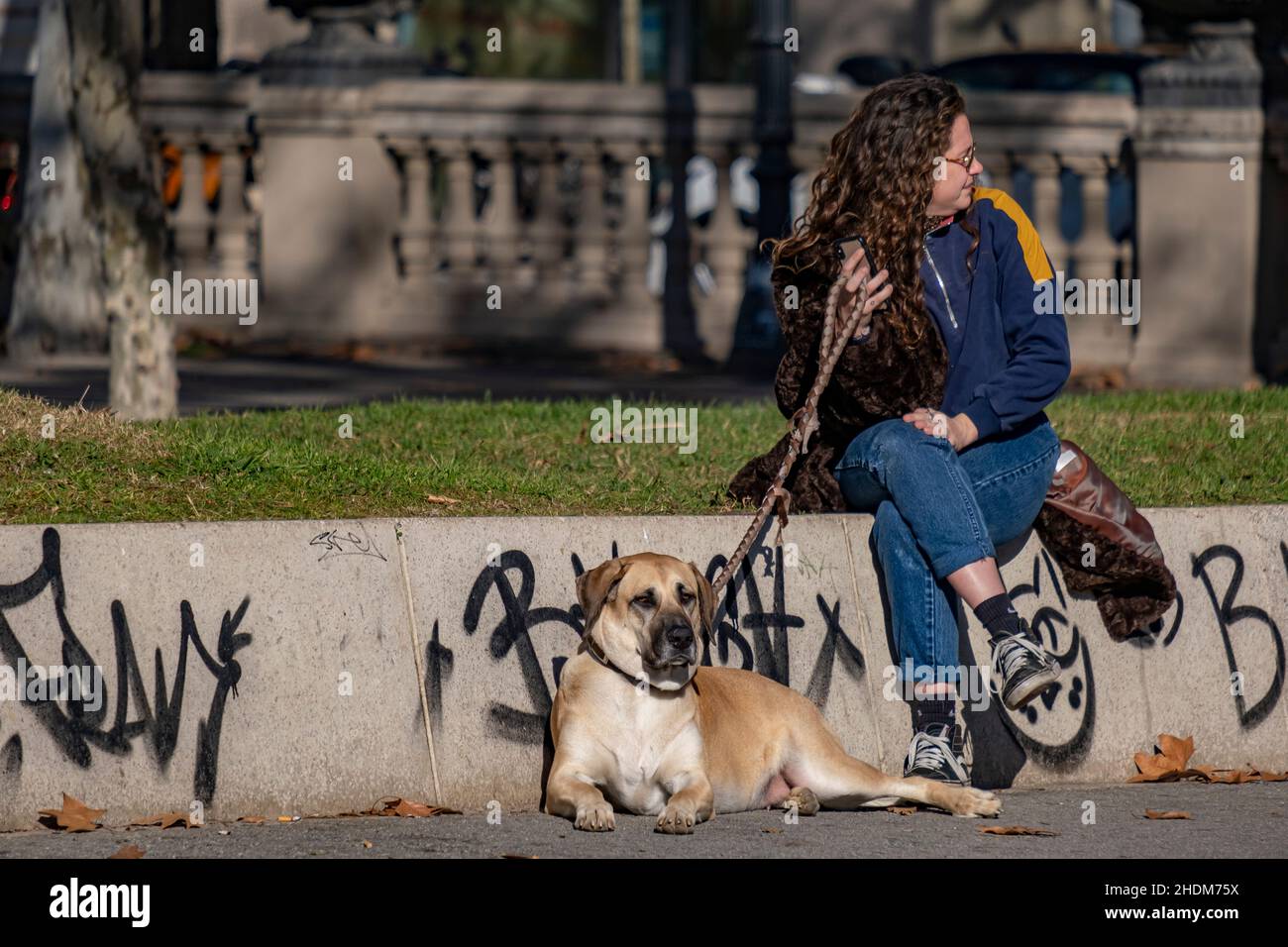 Barcelona, España. 06th de Ene de 2022. Una mascota doméstica es vista acompañada por su propietario.A partir del 5 de enero de 2022 y después de la reforma del Código Civil, las mascotas en España tendrán el estatus legal de 'seres vivos dotados de sensibilidad' y dejarán de ser 'cosas' alcanzando una consideración de los miembros de la familia. Crédito: SOPA Images Limited/Alamy Live News Foto de stock