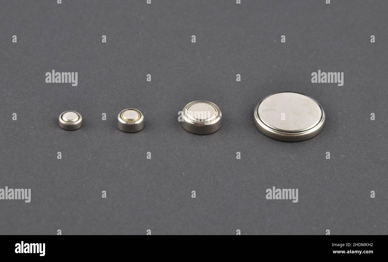 Diversos tipos de pilas. Botón y micro celda Fotografía de stock - Alamy