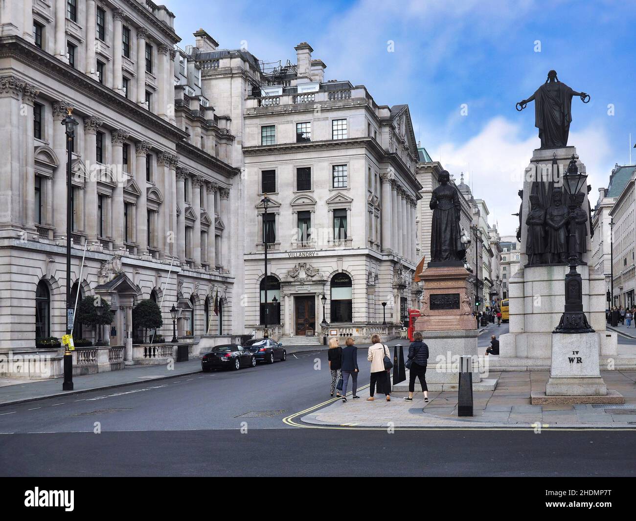 Londres, Reino Unido - 25 de septiembre de 2016: Waterloo Place en el centro de Londres, con el monumento conmemorativo de la guerra de Crimea y la estatua Florence Nightingale, esculpida en 1915 por Art Foto de stock