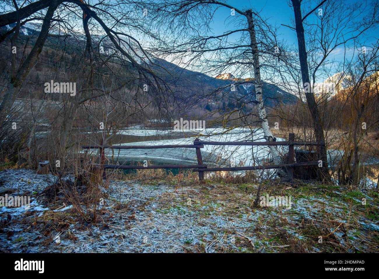 panorama de montaña con nieve en invierno Foto de stock