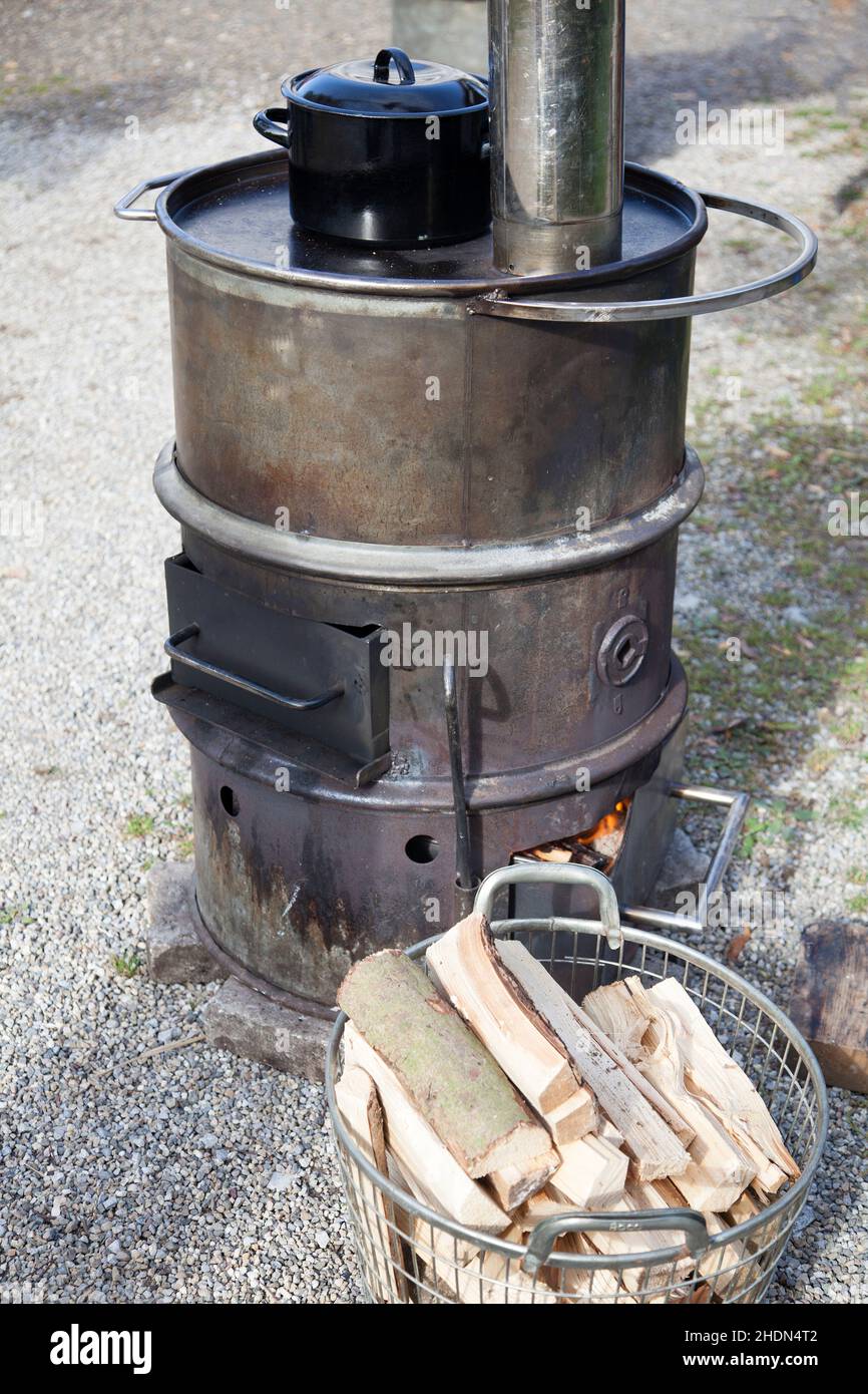 Estufa de leña con cacerola de aluminio.