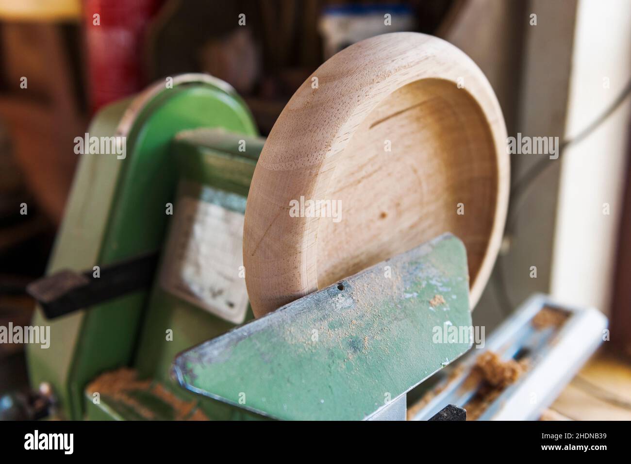 Un viejo torno para tallar madera Fotografía de stock - Alamy