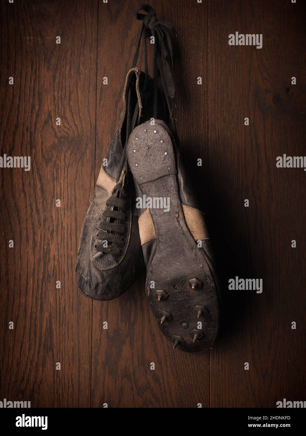 retro, botas de fútbol, antiguas, estilo retro, zapatillas de fútbol  Fotografía de stock - Alamy
