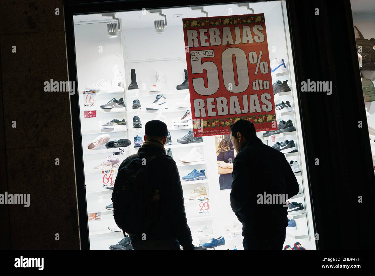 Madrid, España. 06th de Ene de 2022. La gente pasa por una ventana de  exhibición anunciando precios reducidos en la tienda de Calzados Diez  durante las ventas de invierno. Las ventas de