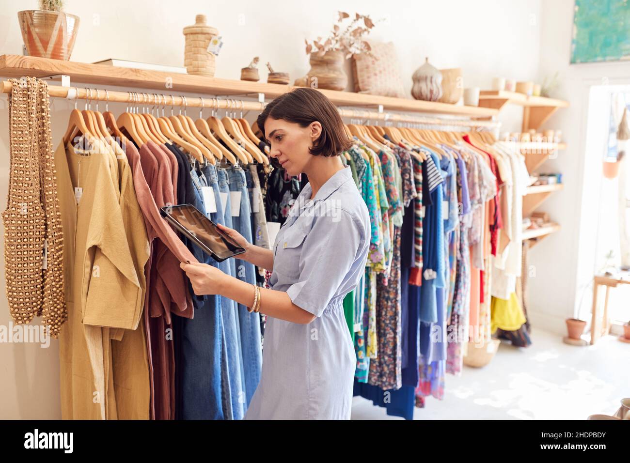 motor Soviético Tectónico Tienda de ropa para damas fotografías e imágenes de alta resolución - Alamy