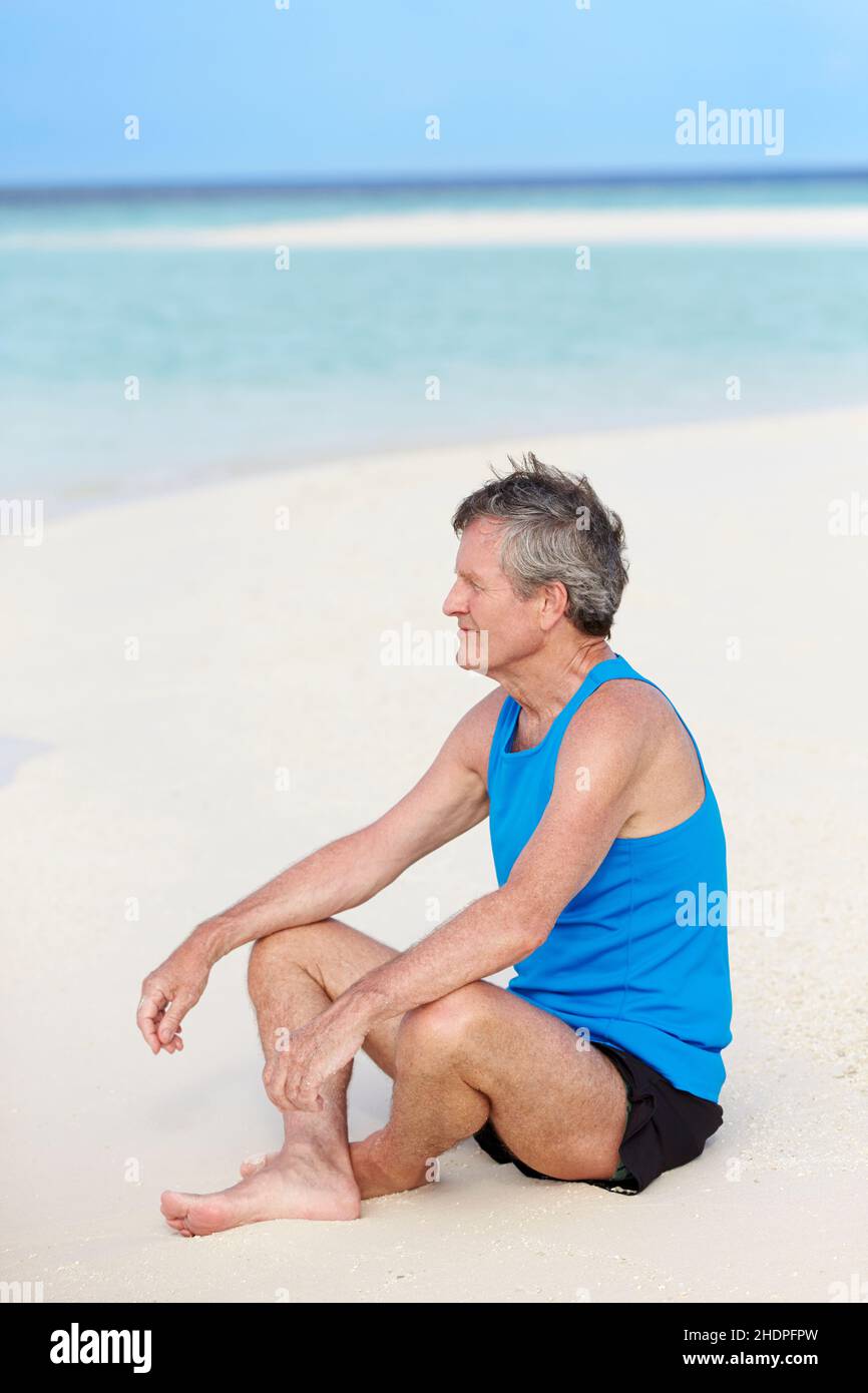 ancianos activos, jubilación, playa, ancianos, en forma, ancianos, ancianos, ancianos, jubilados, retiros, playas, playa Foto de stock