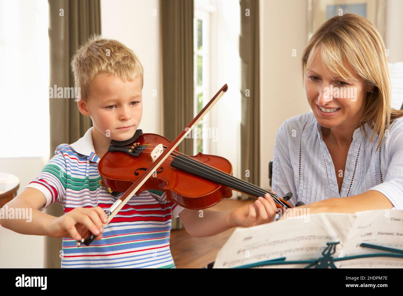 My brother played the violin. Скрипач и учитель. Учитель и ученик скрипка. Скрипка учитель и дети. Дети за музыкальными инструментами.