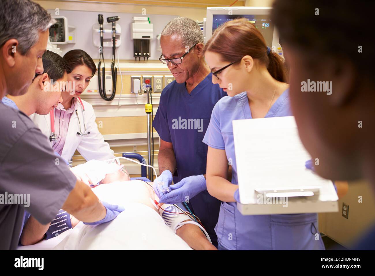 Un paciente anciano en el servicio de urgencias de un hospital privado  Fotografía de stock - Alamy