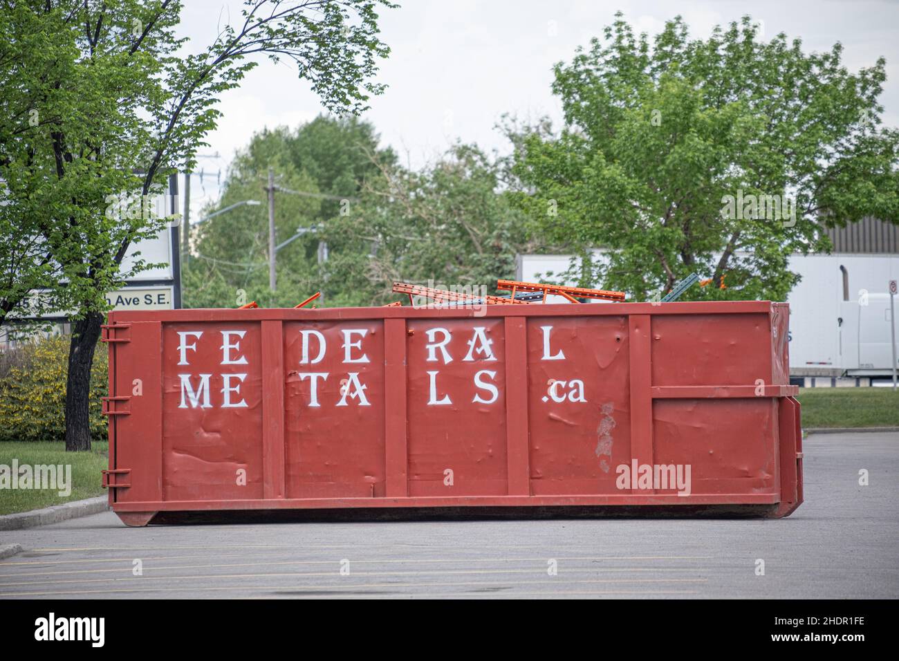 Junio 6 2021 - Calgary Alberta Canadá - Papelera de basura llena de chatarra para reciclar Foto de stock