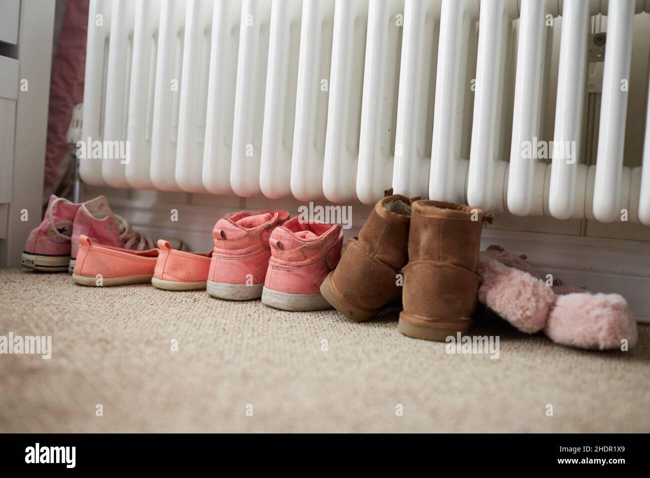 vida doméstica, zapatos para niños, en casa, vida doméstica, vivir, zapatillas, zapatillas para niños Foto de stock