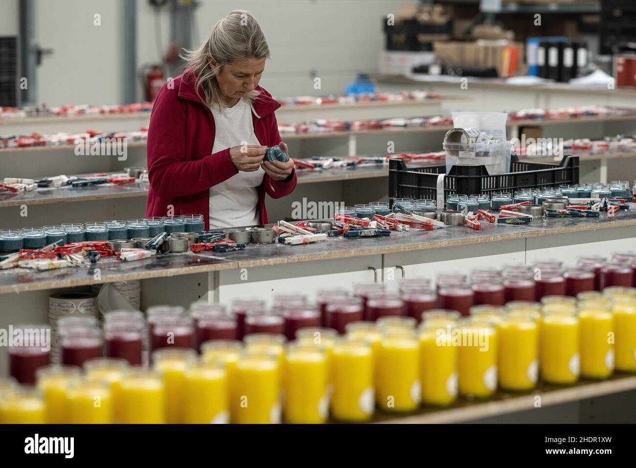 PRODUCCIÓN - 07 de diciembre de 2021, Baja Sajonia, Nesselröden: Marion  Adanschewski, velas, etiquetas de los botes de vela en la fábrica de velas. La  fábrica de velas ha estado produciendo velas
