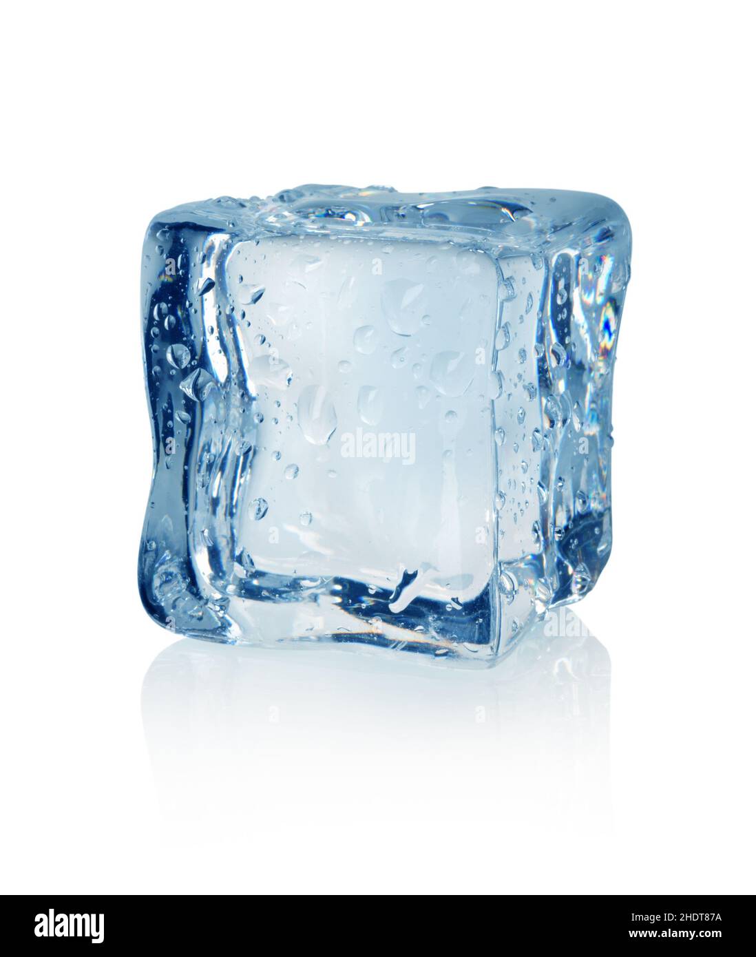 Tres cubos de hielo en un charco de agua