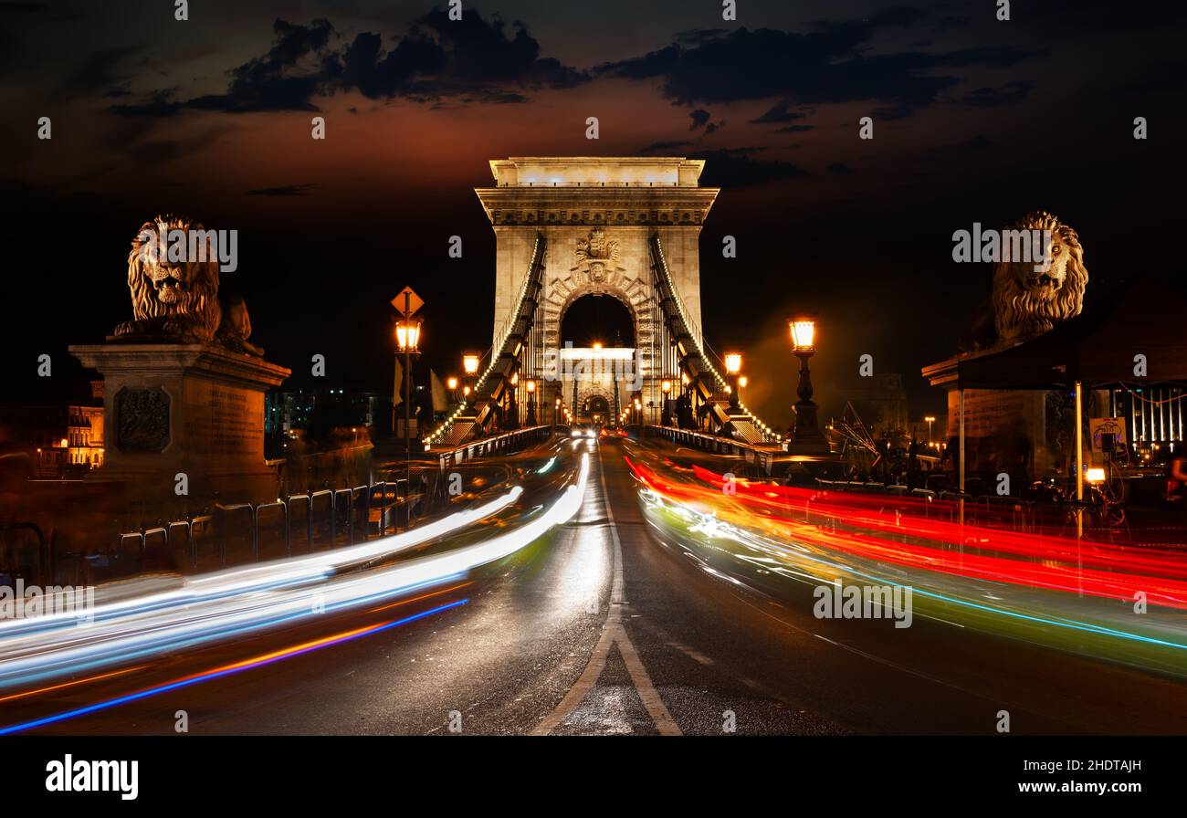 tráfico de carretera, budapest, iluminación de vías, puente de cadena, carreteras, calle, calles, budapests, puentes de cadena Foto de stock
