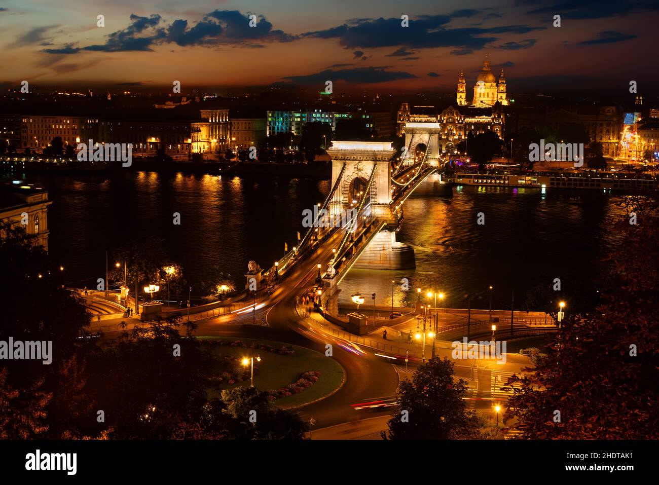 tráfico por carretera, budapest, puente de cadena, carreteras, calle, calles, budapests, puentes de cadena Foto de stock