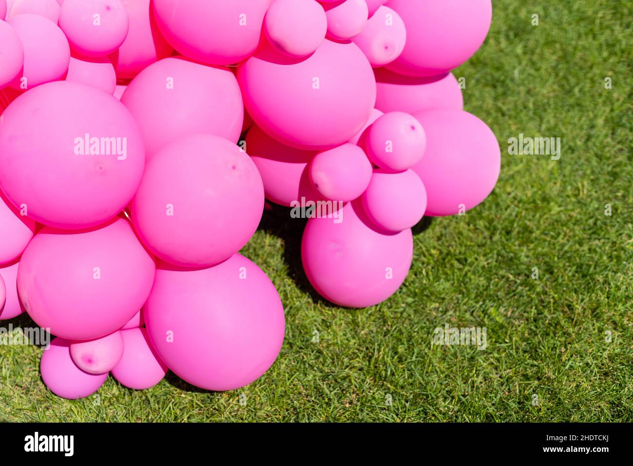 decoración con globos de collares de color rosa, dorado y dorado rosado  Fotografía de stock - Alamy