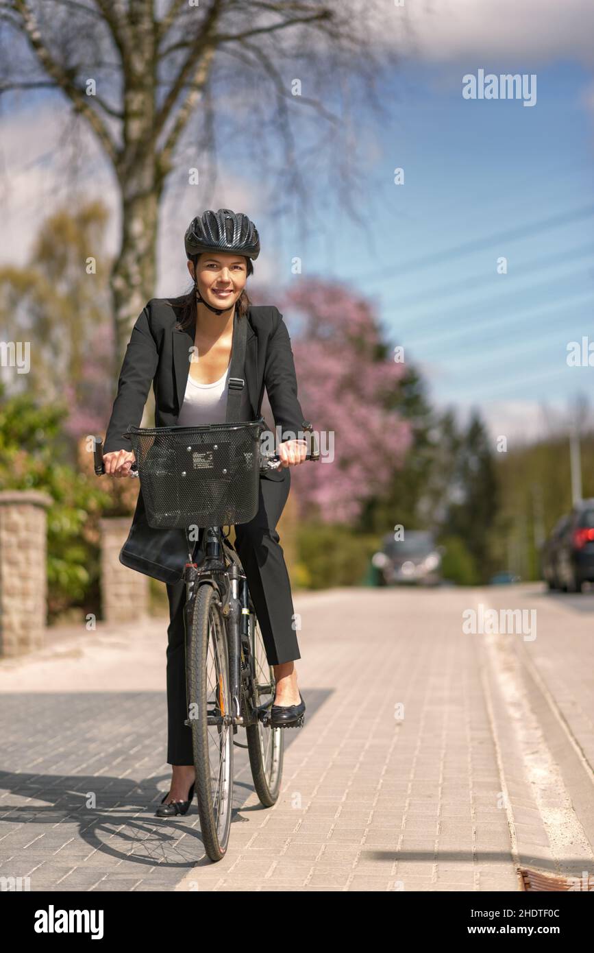 mujer de negocios, bicicleta, transporte, jefe, mujeres de negocios,  ejecutivo, ejecutivos, líder, líderes, gerente, bicicletas, bicicletas,  viajeros Fotografía de stock - Alamy
