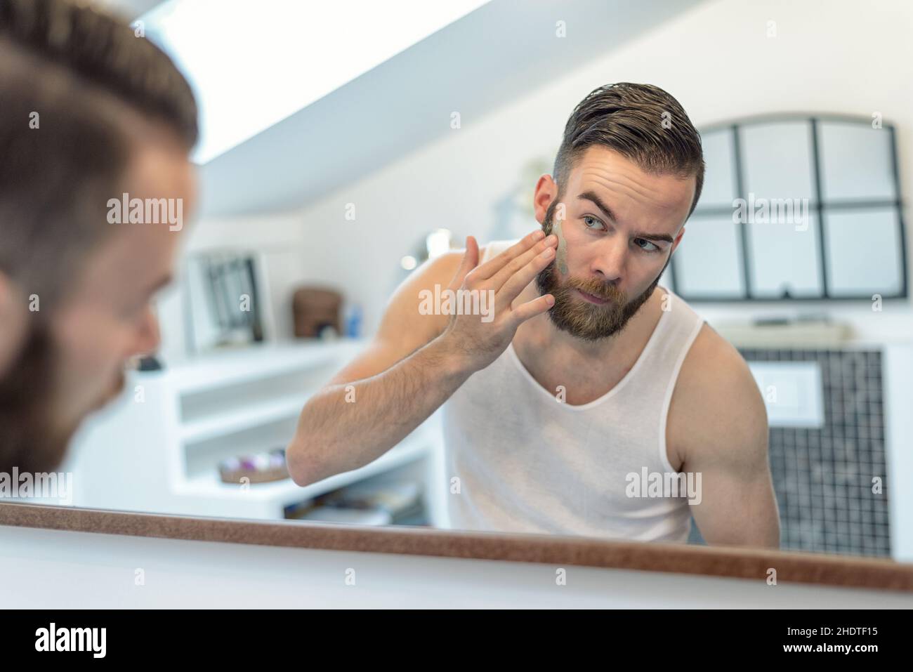 Máscara masculina con barba fotografías e imágenes de alta resolución -  Alamy