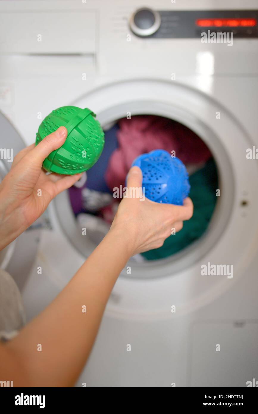 Secador de bolas y ropa en lavadora, primer plano Fotografía de stock -  Alamy