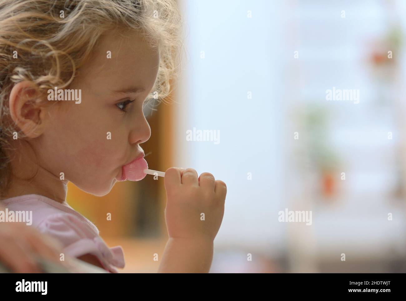 Chupando paletas fotografías e imágenes de alta resolución - Alamy