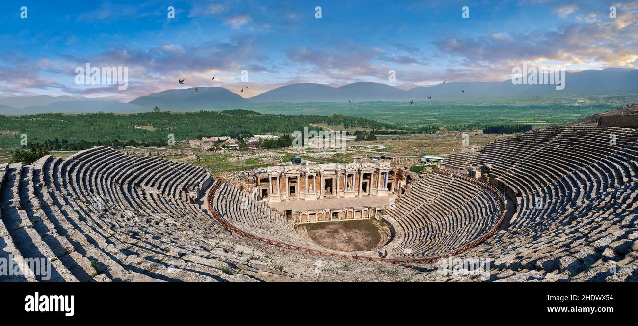 El Teatro Romano de Herápolis, Pamukkale, Turquía. El teatro romano fue reconstruido sobre un teatro griego anterior bajo el reinado de Adriano después Foto de stock