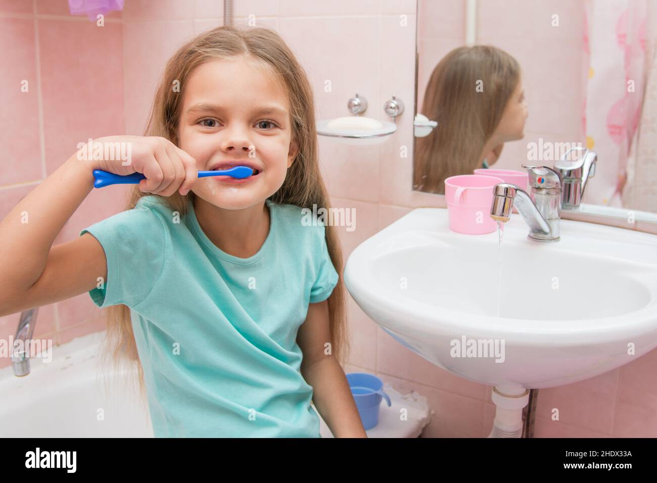 niña, cepillarse los dientes, niñas, cepillarse los dientes Foto de stock