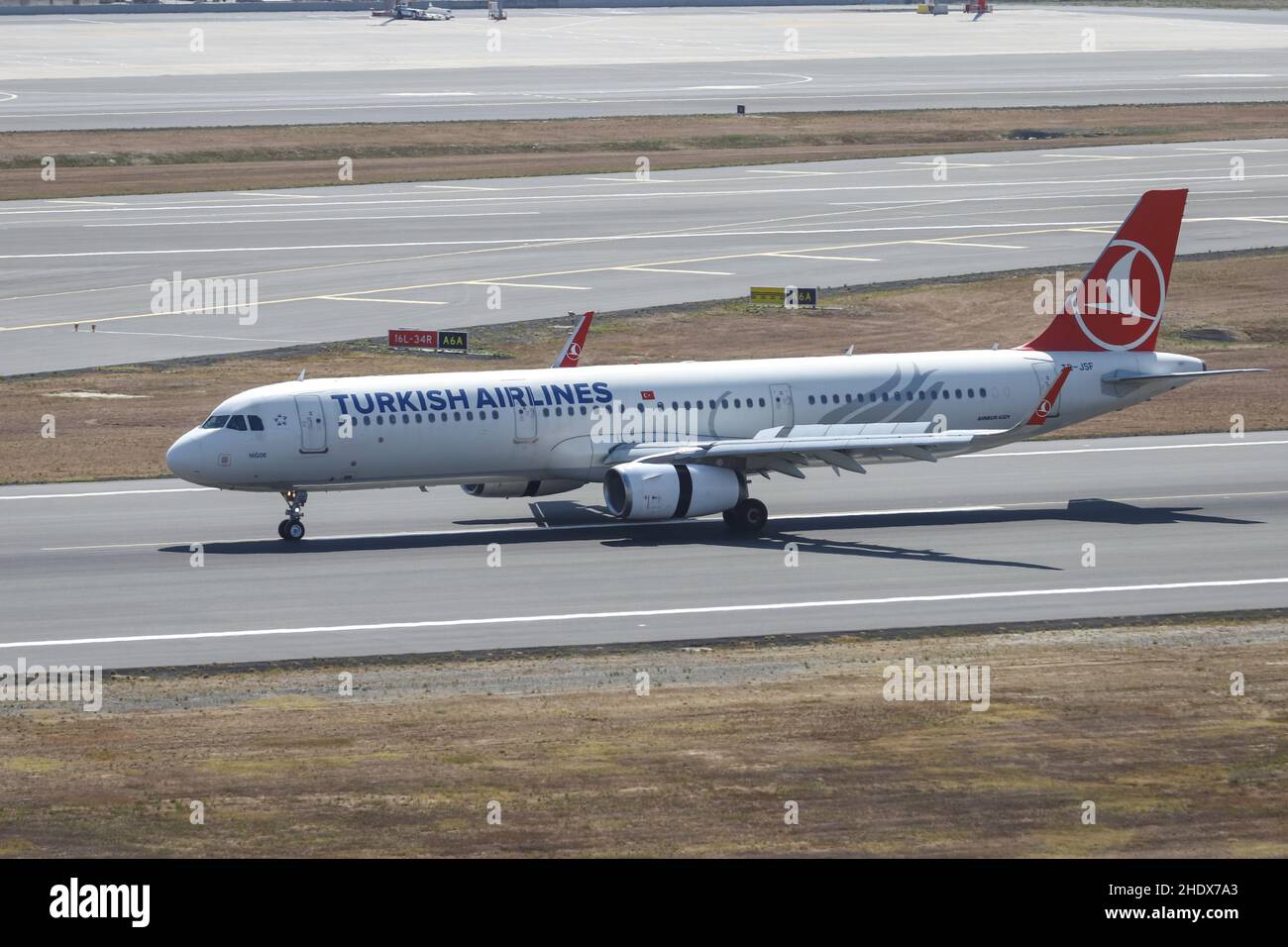 ESTAMBUL, TURQUÍA - 14 DE AGOSTO de 2021: Turkish Airlines Airbus 321-231 (CN 5465) con destino al aeropuerto de Estambul. Foto de stock