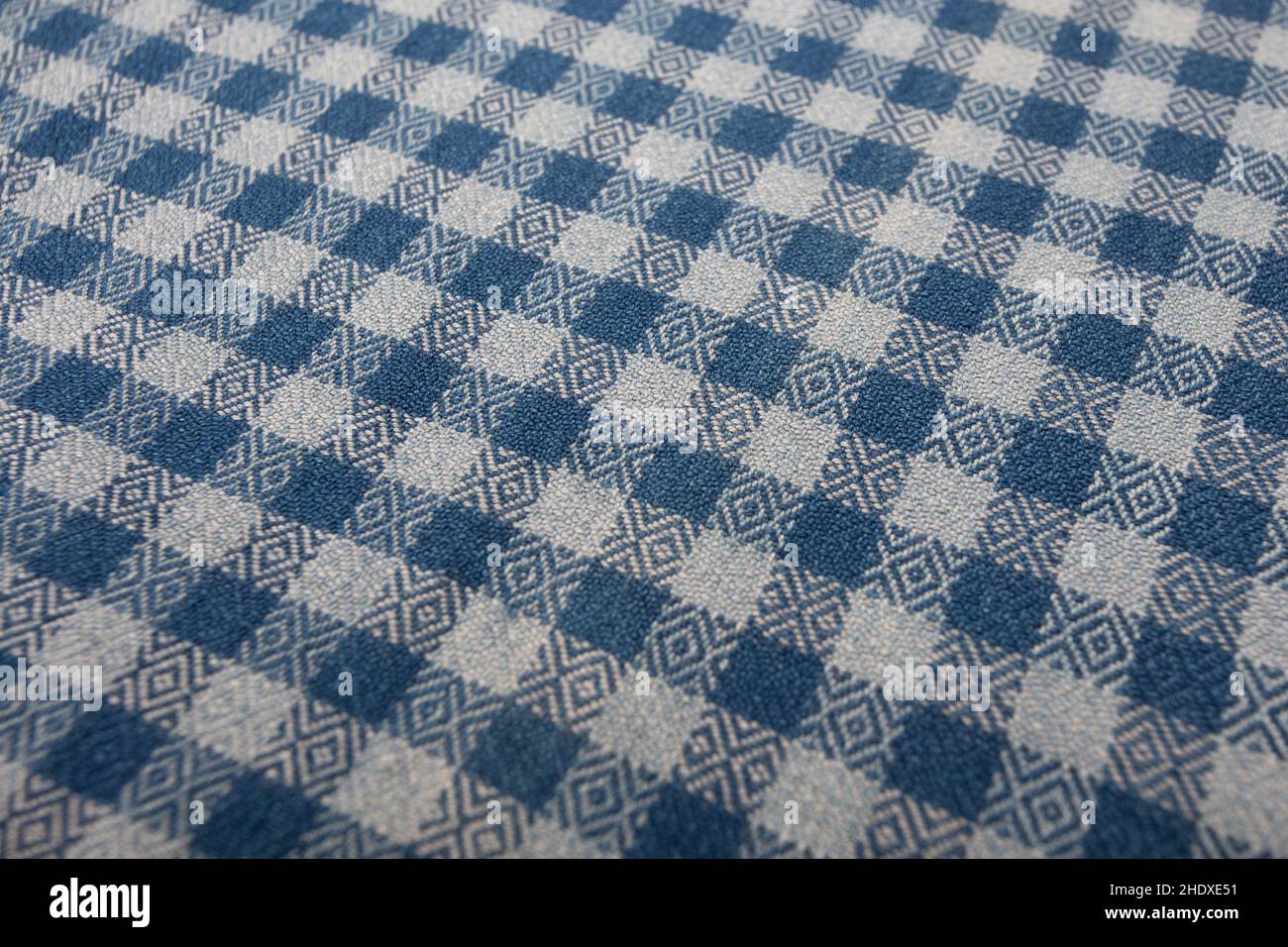 Primer plano de textura de mantón a cuadros tejido a mano, algodón tailandés teñido indigo Foto de stock