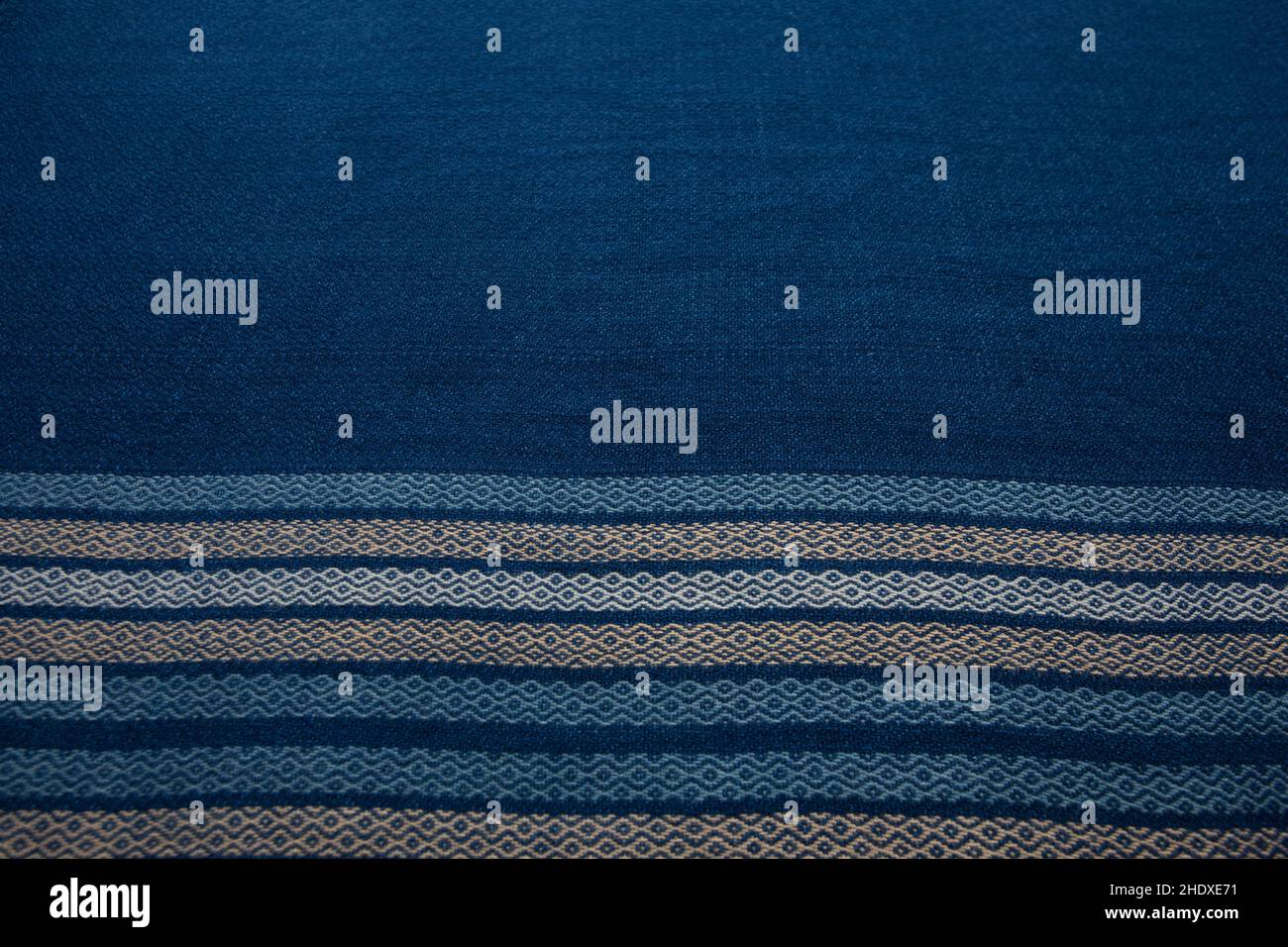 Primer plano de textura de mantón de rayas tejidas a mano, algodón tailandés teñido indigo Foto de stock