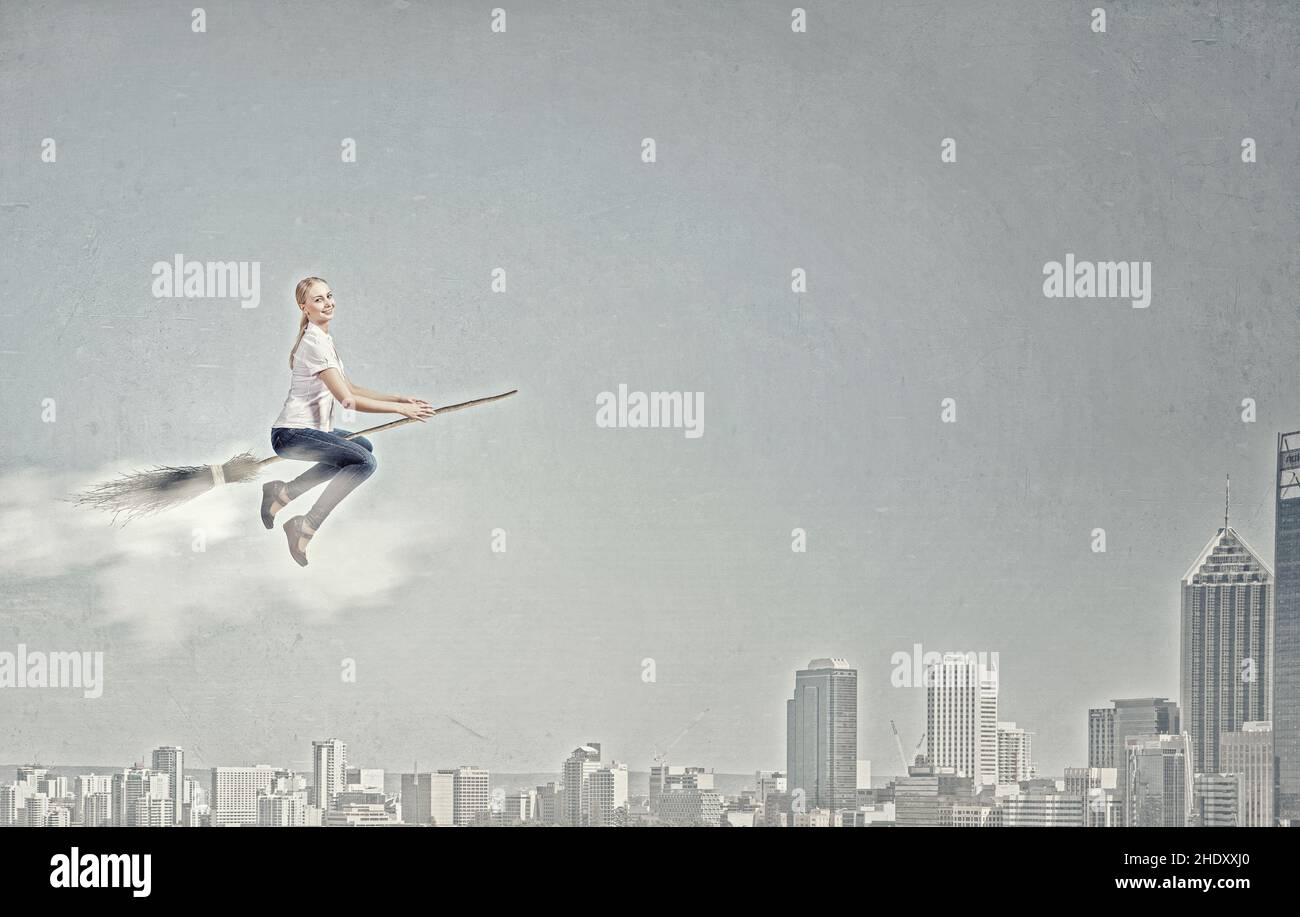 mujer, volando, urbano, escoba de brujas, mujer, señoras, señora, mujeres, volar, volar, urbans, escobas de brujas Foto de stock