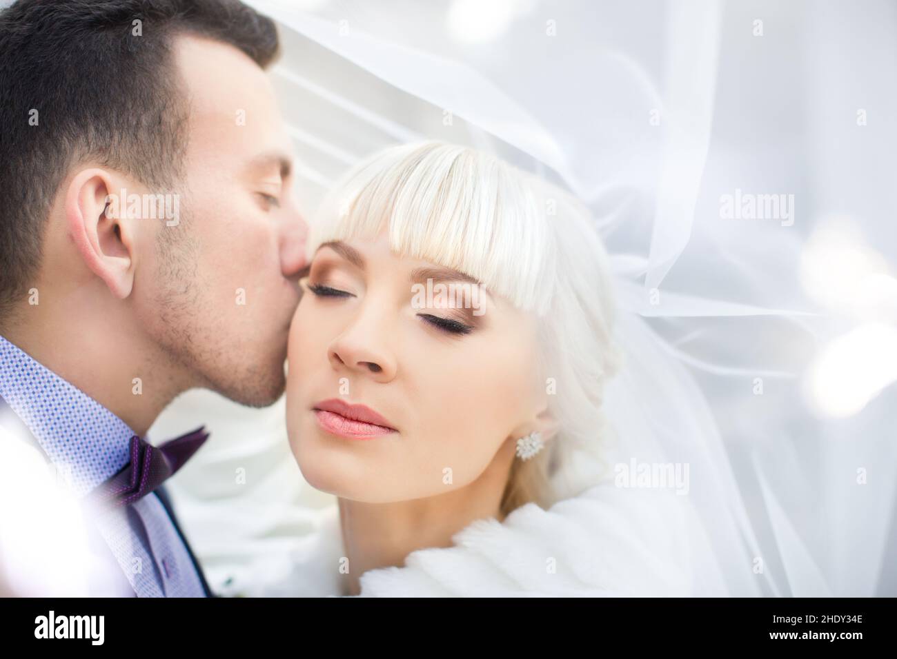 besando, pareja nupcial, parejas de novias Foto de stock