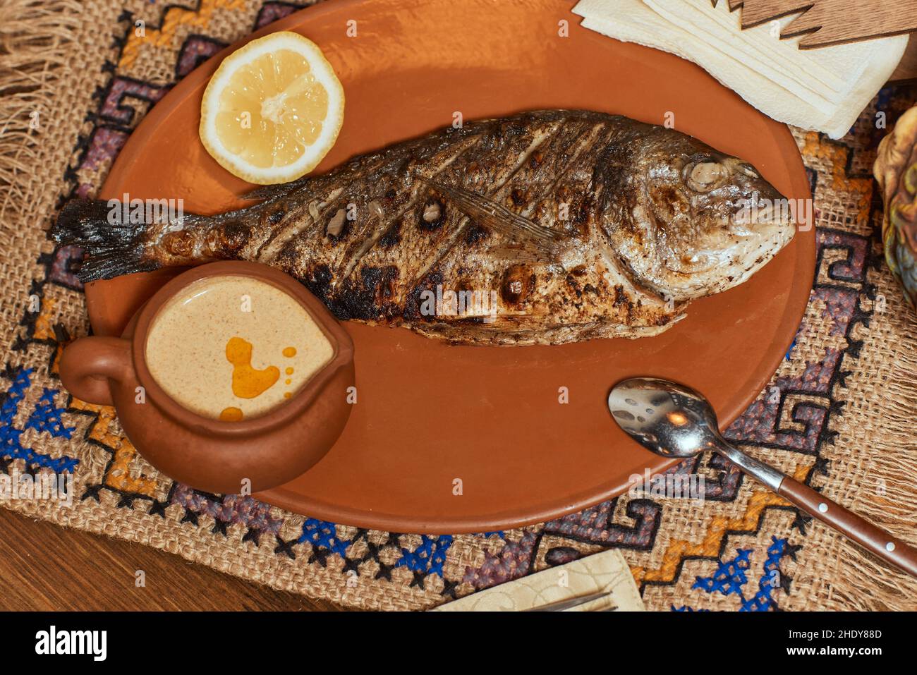 Dorado a la parrilla con verduras. Pescado a la parrilla. Vista superior  Fotografía de stock - Alamy