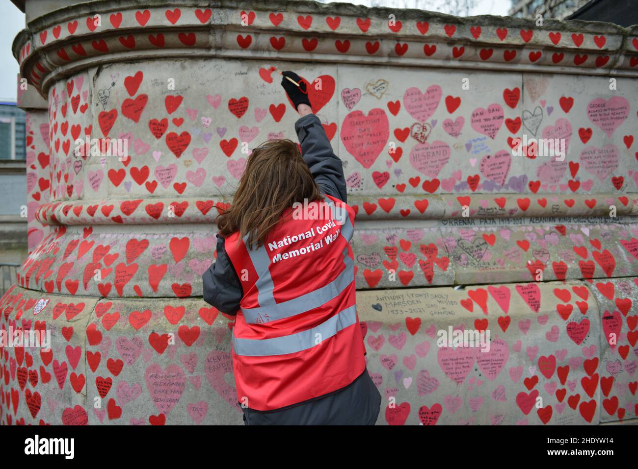 Londres, Reino Unido. 07th de Ene de 2022. Los voluntarios pintan nuevos corazones en el National Covid Memorial Wall, justo a las afueras del St Thomas' Hospital. Los hospitales de Londres se enfrentan a un número creciente de pacientes de Covid. Crédito: Thomas Krych/Alamy Live News Foto de stock