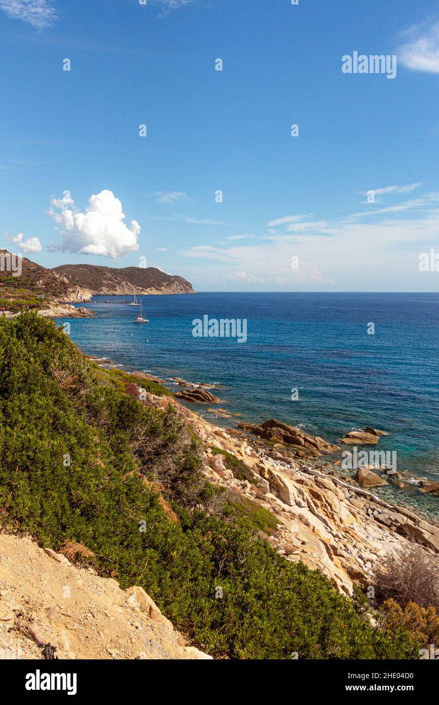 Vista panorámica sobre la playa rocosa desde la carretera costera cerca de Cavoli, Isla de Elba, italia Foto de stock