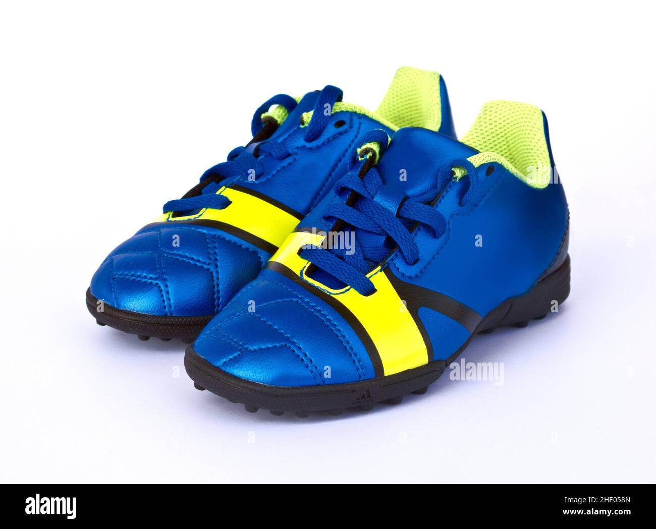 Botas de fútbol o botas de fútbol de piel azul para niños aisladas sobre  fondo blanco Fotografía de stock - Alamy