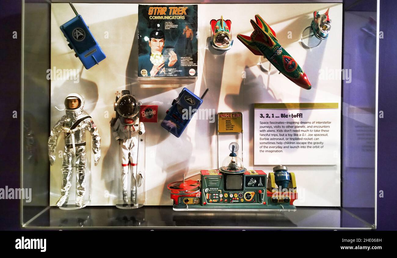 Rochester, Nueva York, Estados Unidos. 16 de diciembre de 2021. Juguetes vintage relacionados con el espacio en el Museo Nacional de Juego Strong en Rochester, NY Foto de stock