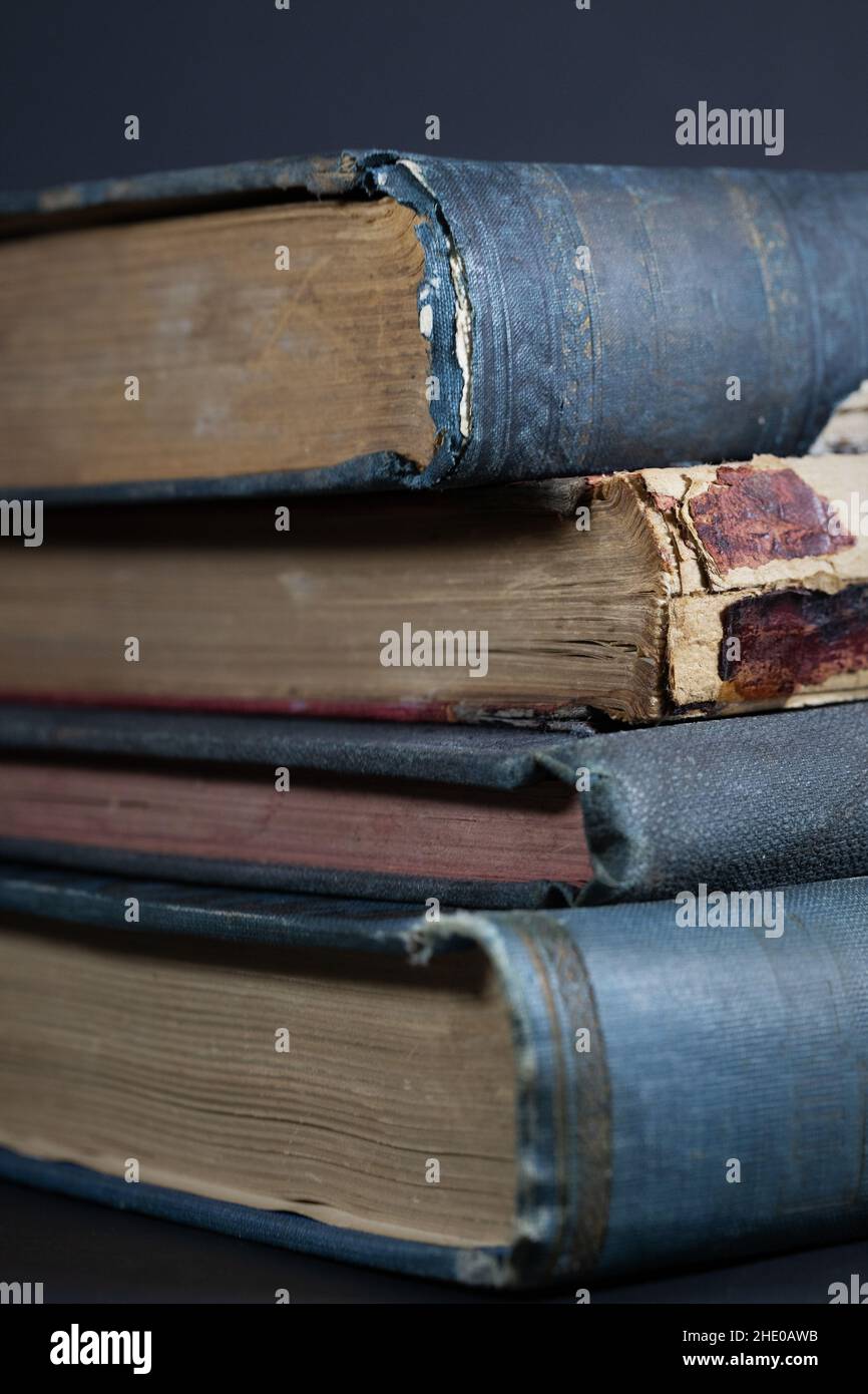 Una pila de libros antiguos de la época dura. Foto de stock