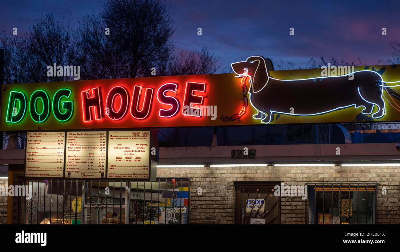 El perro casa en el restaurante en la ruta 66 en Albuquerque, Nuevo