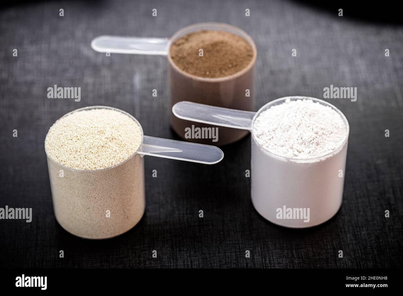cuchara de medición con caseína y creatina, suplementos alimenticios en  polvo, proteína o aminoácido utilizado por los atletas Fotografía de stock  - Alamy