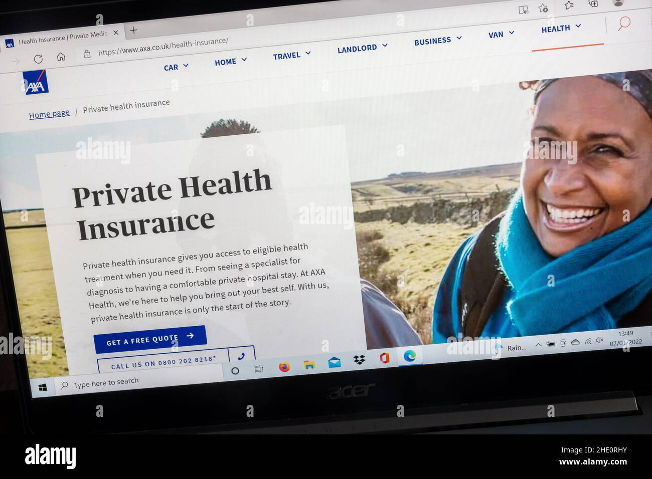 AXA Insurance Company en la pantalla de un ordenador portátil. Página de Seguro de Salud Privado. Foto de stock