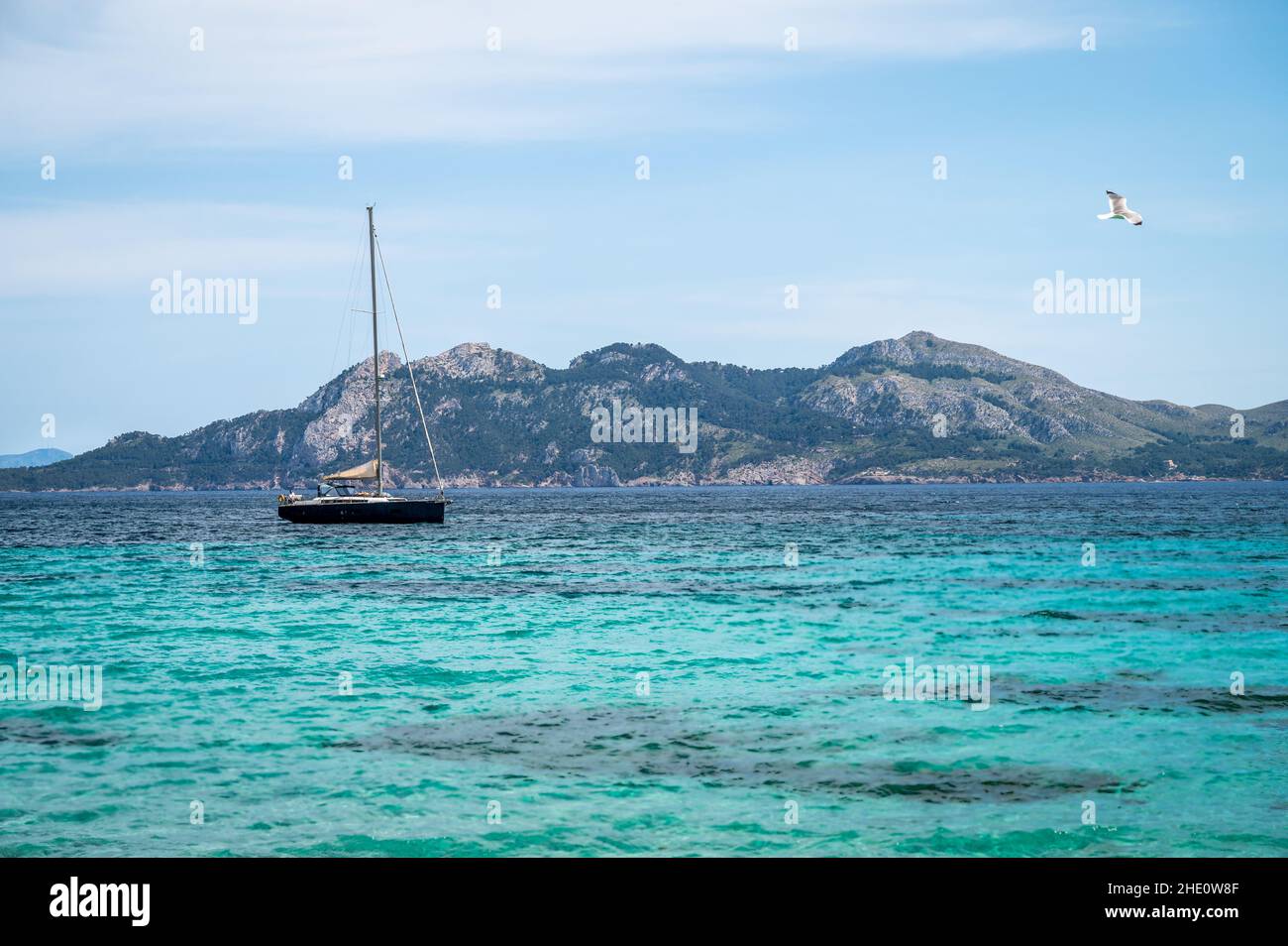 Barco de vela individual en un mar tranquilo. Mallorca, España Foto de stock