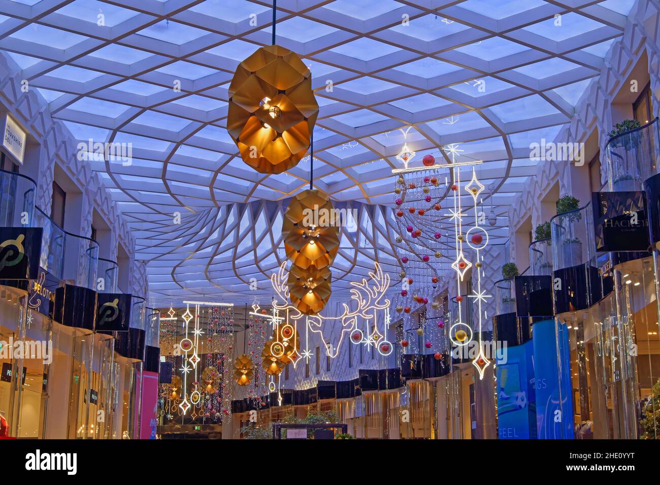 Reino Unido, West Yorkshire, Leeds, Centro Comercial Victoria Gate Decoraciones de Navidad y techos coloridos Foto de stock